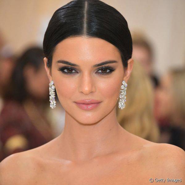 Make Kendall Jenner Met Gala 2018: smokey eye caprichado e dram?tico acompanharam o batom rosa claro e glossy (Foto: Getty Images)